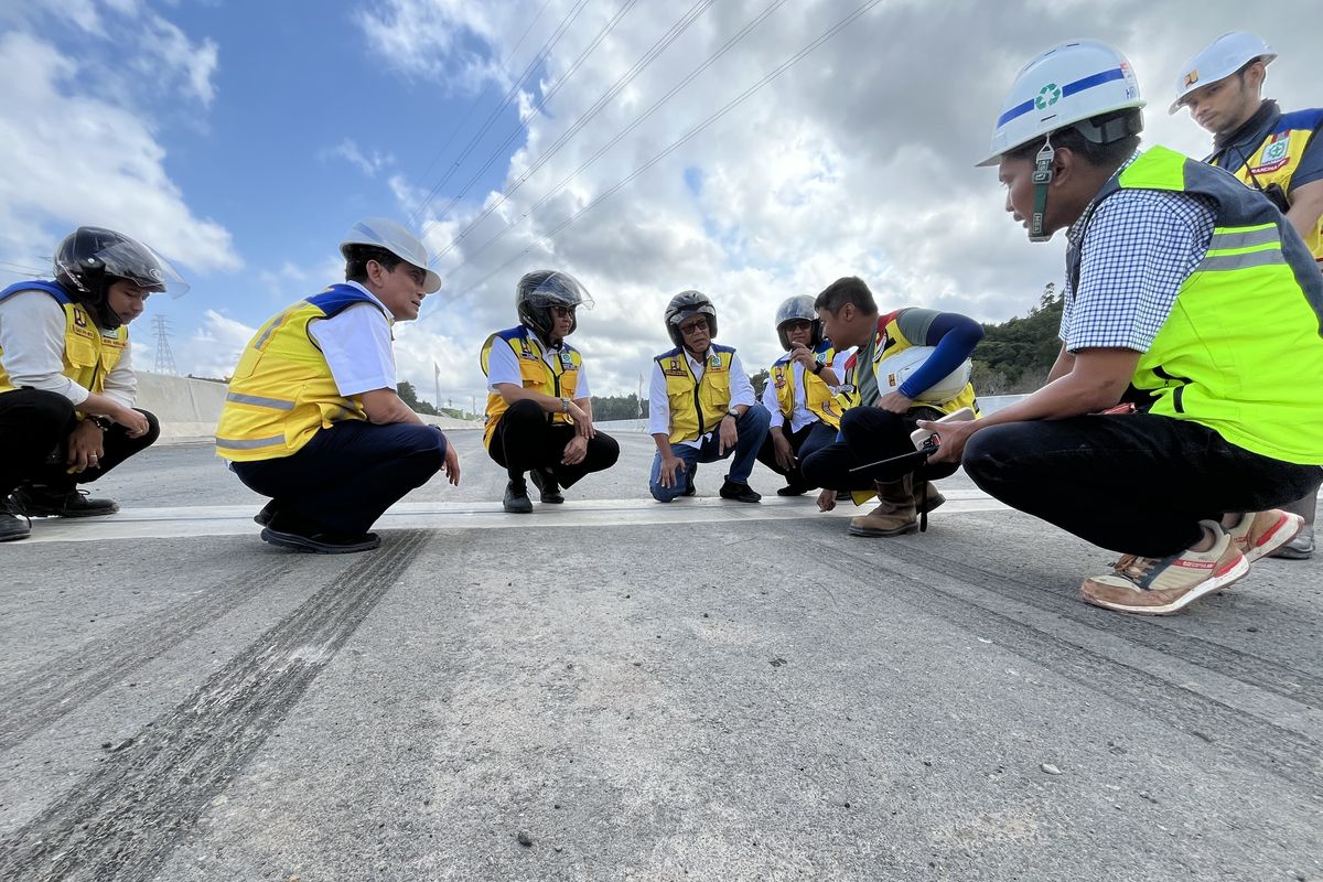 Ketua Satgas Pelaksanaan Pembangunan Infrastruktur IKN Danis Hidayat Sumadilaga memeriksa expansion join di jembatan Tol IKN Seksi 3A Karangjoang-Simpang Tempadung