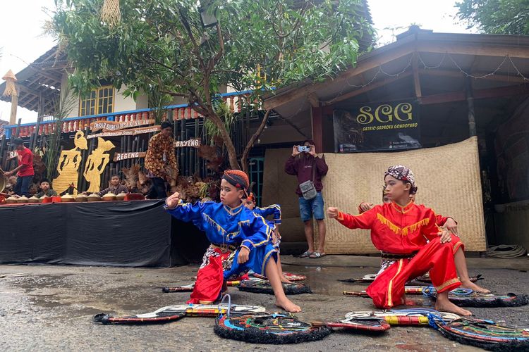 Pertunjukan kesenian saat Pasar Seni di Desa Kenalan, Borobudur.