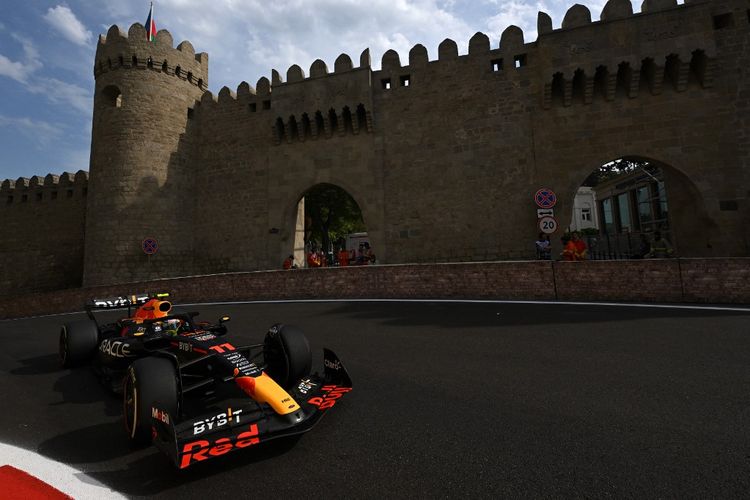 Pebalap Red Bull, Sergio Perez, kala beraksi pada F1 GP Azerbaijan 2023 di Baku City Circuit, Minggu (30/4/2023) . (Foto oleh NATALIA KOLESNIKOVA / AFP)