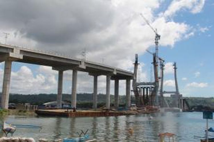 Bentang tengah Jembatan Merah Putih yang melintas di atas Teluk Ambon, sudah selesai dipasang pada Senin (18/1/2016). Diharapkan tak lama lagi jembatan ini akan diresmikan.