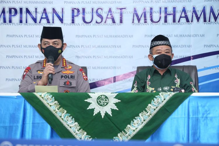 Kapolri Jenderal (Pol) Listyo Sigit Prabowo (kiri) dan Sekretaris Umum (Sekum) Pimpinan Pusat (PP) Muhammadiyah Abdul Muti (kanan) di kantor PP Muhammadiyah, Jakarta, Jumat (29/1/2021).