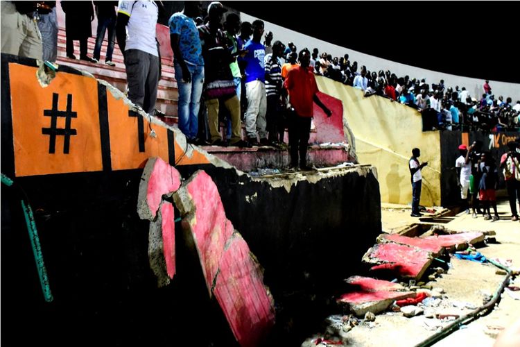 Tembok Stadion Demba Diop, Dakar, Senegal, roboh akibat kerusuhan yang melibatkan suporter Stade de Mbour dan Union Sportive pada partai Piala Liga Senegal, Sabtu (15/7/2017).