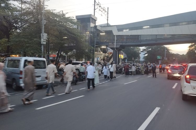 Sejumlah jamaah yang hendak shalat eid di Masjid Istiqlal parkir di sisi Jalan Ir H Juanda dan berjalan kaki, Rabu (10/4/2024).