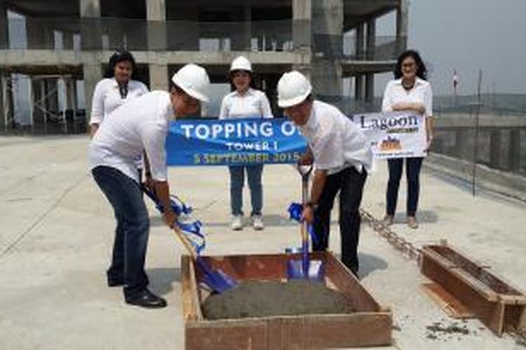 Proses konstruksi struktur Lagoon Apartment @ Bekasi Town Square mencapai tahap akhir. Direktur Utama PT Triputri Natatama, Leonardi Setiawan tengah mengecor beton sebagai simbol penutupan atap, didampingi Direktur PT Triputri Natatama, Suharta, di Bekasi Timur, Sabtu (5/9/2015).