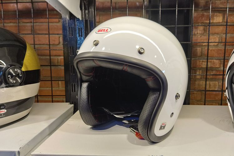 Helm half face gaya klasik yang harganya mulai Rp 200.000-an