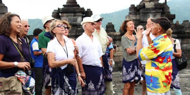 Tour leader Panorama membawa tamu Eropa di salah satu obyek wisata Tanah Air.