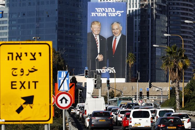 Sebuah poster raksasa pemilu yang dipasang di pinggiran Tel Aviv, menampilkan sosok Perdana Menteri Benjamin Netanyahu bersama Presiden AS Donald Trump.