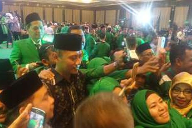 Bakal calon gubernur DKI Agus Harimurti Yudhoyono menjadi idola pada pada Mukernas PPP I di Ancol, Jakarta Utara. Puluhan kader PPP mengerubungi Agus untuk berfoto, Senin (3/10/2016)