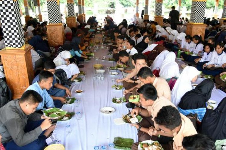 Ratusan siswa lintas agama di Purwakarta merayakan Tahun Baru Imlek 2017 dengan cara makan siang bersama di Pendopo Purwakarta, Jumat (27 /1 /2017). 