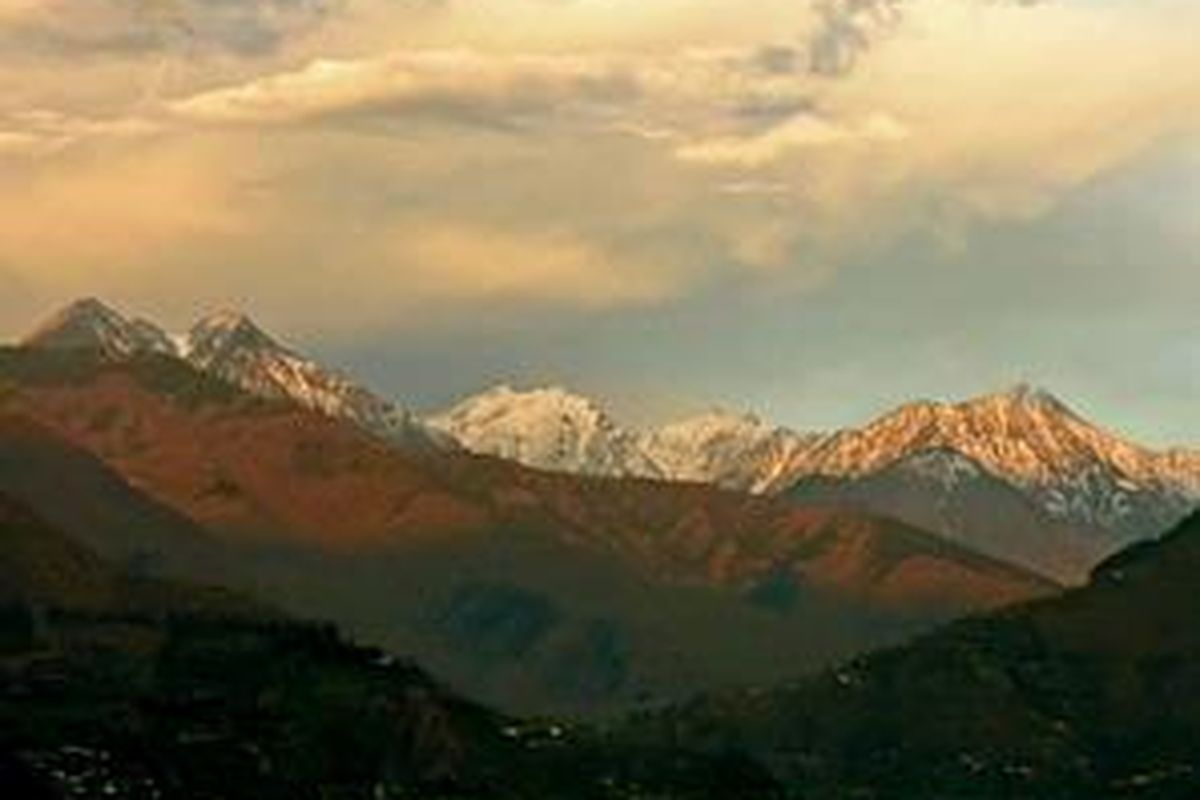 Barisan gunung salju terlihat dari Noraseri