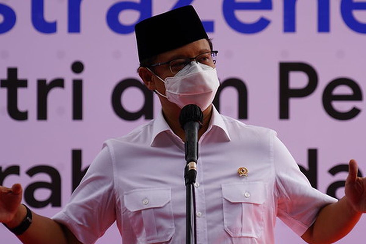 Health Minister Budi Gunadi Sadikin speaks during an event of vaccination program held at Lirboyo Islamic Boarding School in Kediri, East Java on Tuesday, March 23, 2021. 