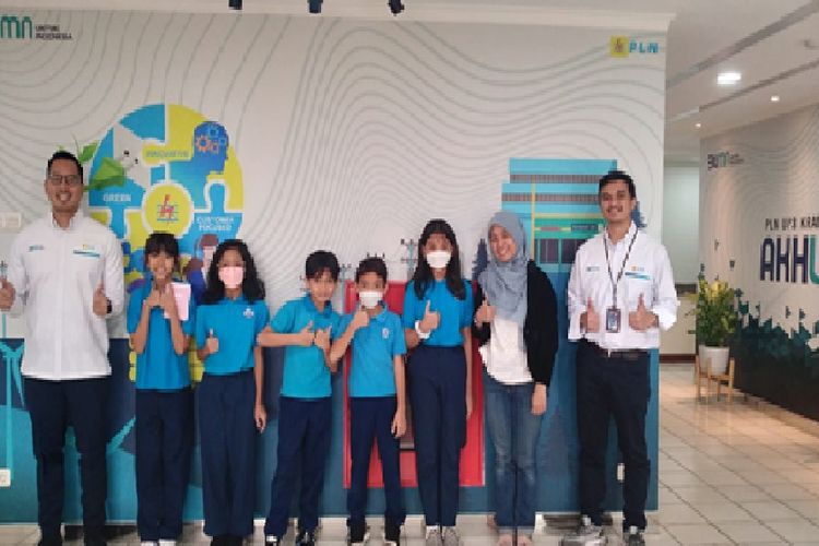 Lima siswa kelas 5 SD Islam Al Jabr membuat survei kebijakan pemerintah tentang alternatif energi yang bisa digunakan di Indonesia.