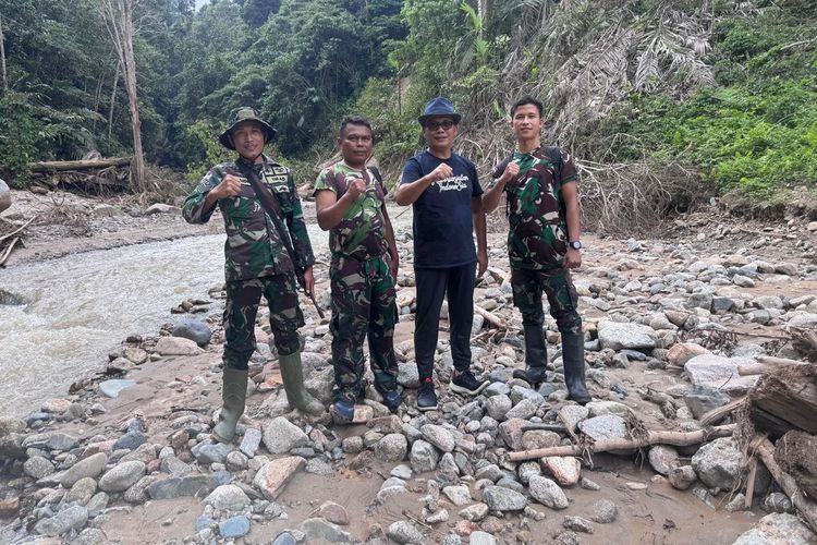 Wasekjen PBNU Rahmat Hidayat Pulungan (kedua dari kanan) saat menelusuri hulu Sungai Aek Siondop dan Aek Sibontar di Kecamatan Sayur Matinggi Tapanuli Selatan, Sumatera Utara, Senin (5/1/2026).