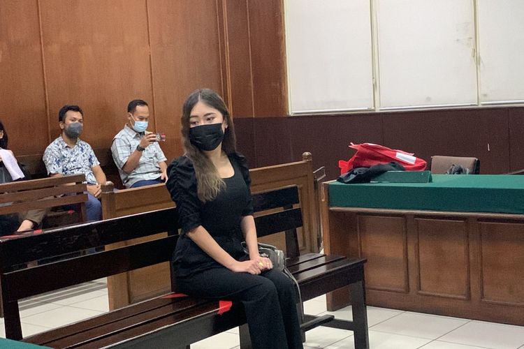 Ayu Thalia saat hadir sebagai terdakwa di Pengadilan Negeri Jakarta Utara, Selasa (10/5/2022). Ayu Thalia terjerat kasus pencemaran nama baik yang dilaporkan oleh putra Ahok, Nicholas Sean. 
