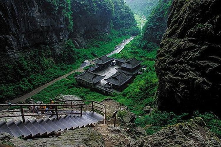 Una vista del sendero que conduce al sumidero Jiaoxai Tiankeng en China.