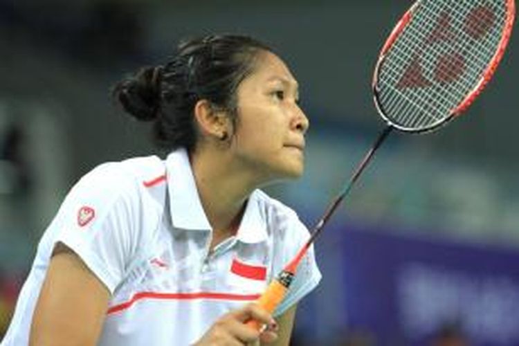 Pebulu tangkis tunggal putri Indonesia, Linda Wenifanetri, bersiap menerima servis dari pemain Jepang, Minatsu Mitani, pada perempat final beregu putri Asian Games 2014 di Incheon, Korea Selatan, Sabtu (20/9/2014).