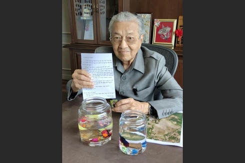 Ketika Mahathir Beli Ikan Cupang untuk Bantu Usaha Lokal Malaysia