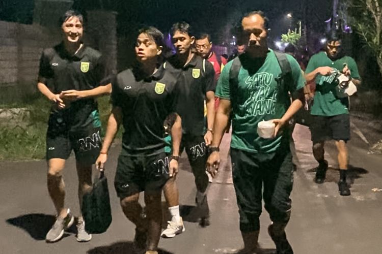 Anggota tim Persebaya Surabaya jalan kaki memenuhi nazar (janji) usai mengalahkan Arema FC pada laga pekan ke-30 Liga 1 2023-2024 yang berakhir dengan skor 0-1 di Stadion Kapten I Wayan Dipta Gianyar, Rabu (27/3/2024) malam.