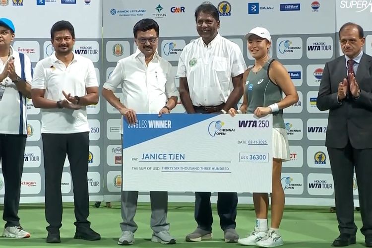 Petenis Indonesia, Janice Tjen, mencatatkan prestasi brilian dengan meraih dua gelar beruntun di Chennai Open 2025 pada Minggu (2/11/2025).