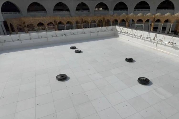 Kepresidenan Umum Urusan Dua Masjid Suci Arab Saudi telah mengalokasikan lima robot penyedot debu untuk membersihkan dan mensterilkan atap Kabah.