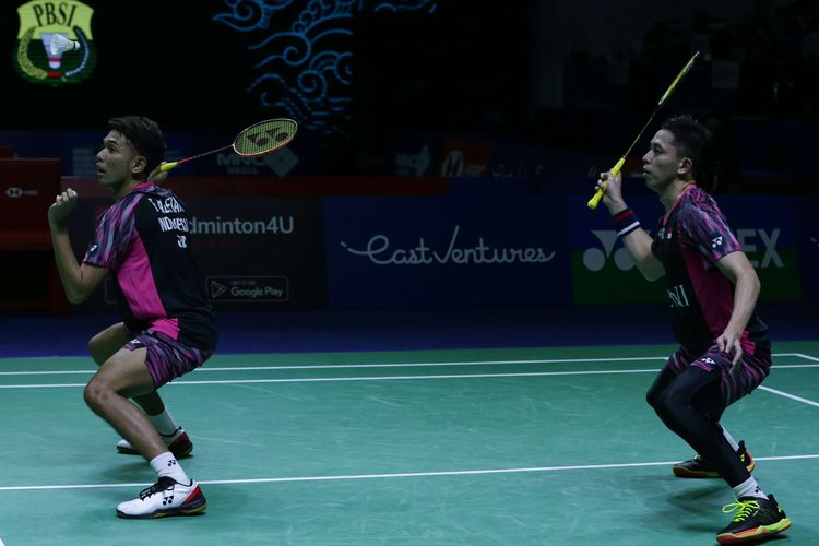 Ganda putra Indonesia, Fajar Alfian/Muhammad Rian Ardianto bertanding melawan ganda putra China, Liu Yu Chen/Ou Xuan Yi pada laga perempat final Indonesia Open 2022 di Istora Senayan, Jakarta, Jumat (17/6/2022). Fajar/Rian dua gim langsung dengan skor identik 18-21, 18-21.