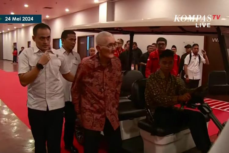 Wakil Presiden ke-6 RI Try Sutrisno menghadiri pembukaan Rakernas Kelima PDI-P, di Ancol, Jakarta Utara, Jumat (24/5/2024).