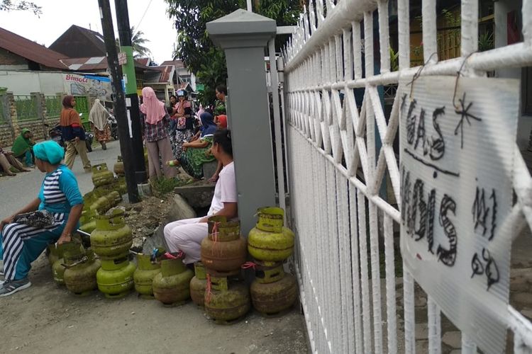 Akibat gas langka, puluhan emak-emak di Padang jejerkan tabung  gas atau alpiji 3 Kg di tepi jalan, Jumat (11/10/2019)