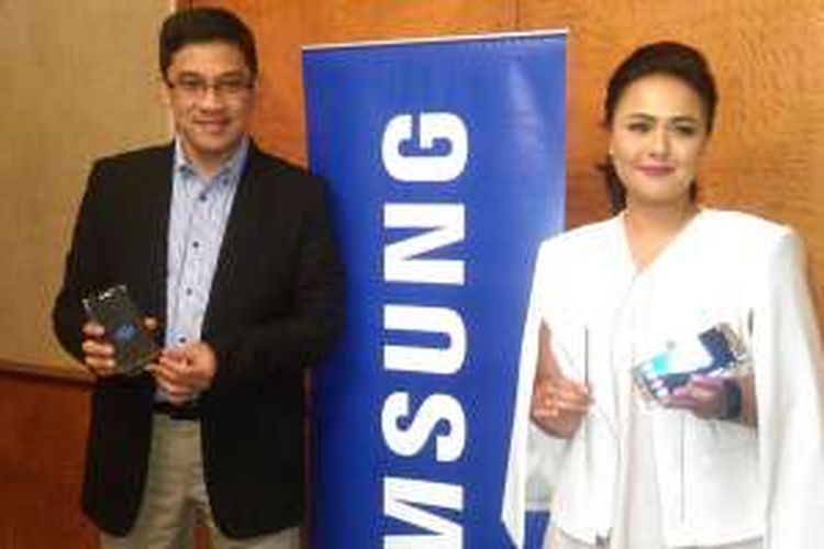 Head of Product Marketing IM Business Samsung Indonesia, Denny Galant (kiri), dan Marketing Director IT & Mobile Samsung Indonesia, Vebbyna Kaunang sesaat setelah berbincang dengan KompasTekno di acara peluncuran Galaxy Note 7 di Jakarta, Selasa (23/8/2016)