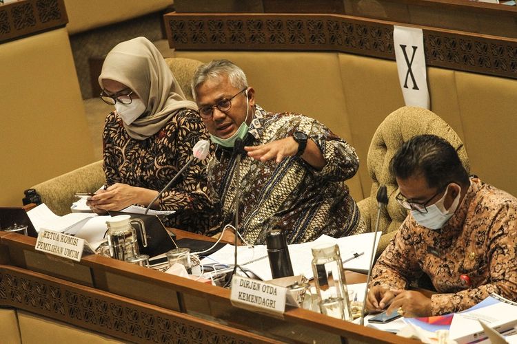 Ketua Komisi Pemilihan Umum Arief Budiman (tengah) bersama Dirjen OTDA Kemendagri Akmal Malik (kanan) mengikuti rapat pembahasan RPKPU di Kompleks Parlemen Senayan, Jakarta, Kamis (12/11/2020). Rapat tersebut membahas RPKPU terkait pemungutan dan perhitungan suara, rekapitulasi hasil perhitungan suara dan penetapan hasil pemilihan dalam Pemilihan Kepala Daerah (Pilkada) 2020. ANTARA FOTO/Asprilla Dwi Adha/nz