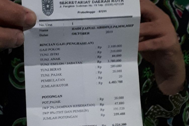 Slip gaji ditunjukkan Wali Kota Probolinggo Hadi Zainal Abidin saat memutuskam untuk disumbangkan mengangani corona..