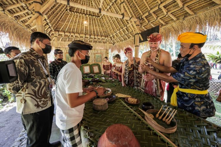 Para delegasi EdWG G20 belajar membuat makanan khas Bali, Sate Pusut dan Sayur Liklik