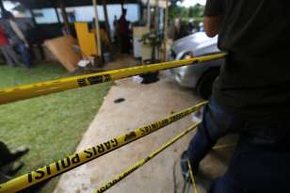 Suasana saat penggerebekan terduga teroris di salah satu kontrakan di kecamatan Setu, Tangerang Selatan. Rabu (21/12/2016). Tiga orang terduga teroris meninggal dalam proses penggerebekan yang dilakukan Densus 88.