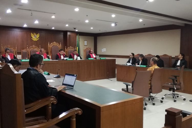 Deputi IV Kementerian Pemuda dan Olahraga (Kemenpora) Mulyana divonis 4 tahun dan 6 bulan penjara dan denda Rp 200 juta subsider 2  bulan kurungan oleh majelis hakim pada Pengadilan Tindak Pidana Korupsi, Jakarta, Kamis (12/9/2019).