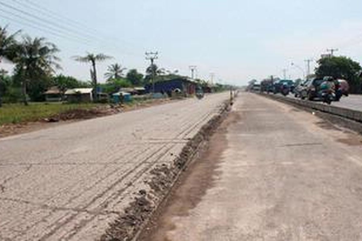 Jalan Pantai Utara Jawa Barat di Indramayu, yakni yang melewati Desa Pangkalan, Kecamatan Losarang, hingga Eretan, sedang diperbaiki, Minggu (14/4/2013). Perbaikan ditargetkan selesai 15 hari sebelum Lebaran (H-15). Perbaikan jalan itu merupakan salah satu paket dari 20 paket pengerjaan jalan dan jembatan di wilayah Jawa Barat yang nilai Rp 245 miliar.

