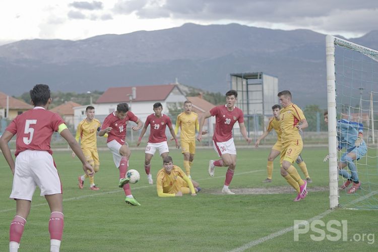 Penyerang timnas U19 Indonesia, Jack Brown, menyepak bola ke arah gawang Makedonia Utara dan berbuah gol pada Minggu (11/10/2020) malam WIB.