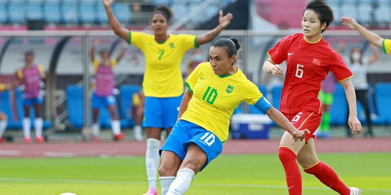 Pemain timnas putri Brasil, Marta, saat mencetak gol pembuka pada laga pertama fase grup sepak bola Olimpiade Tokyo 2020 kontra China di Stadion Miyagi, Jepang, Rabu (21/7/2021) sore WIB.