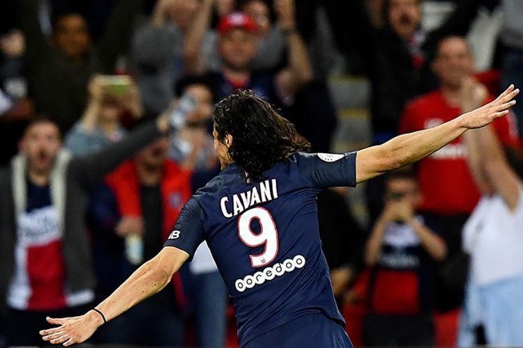 Penyerang Paris Saint-Germain, Edinson Cavani, merayakan golnya seusai mencetak gol ke gawang Guingamp di Parc des Princes stadium, Paris, pada 9 April 2017. 