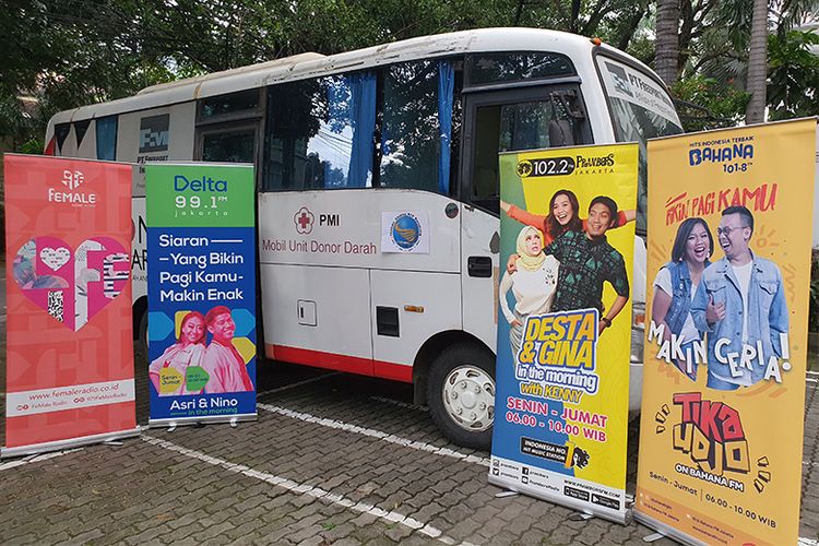Bis untuk mendonor darah milik PMI yang diparkir di area kantor Masima Radio Network