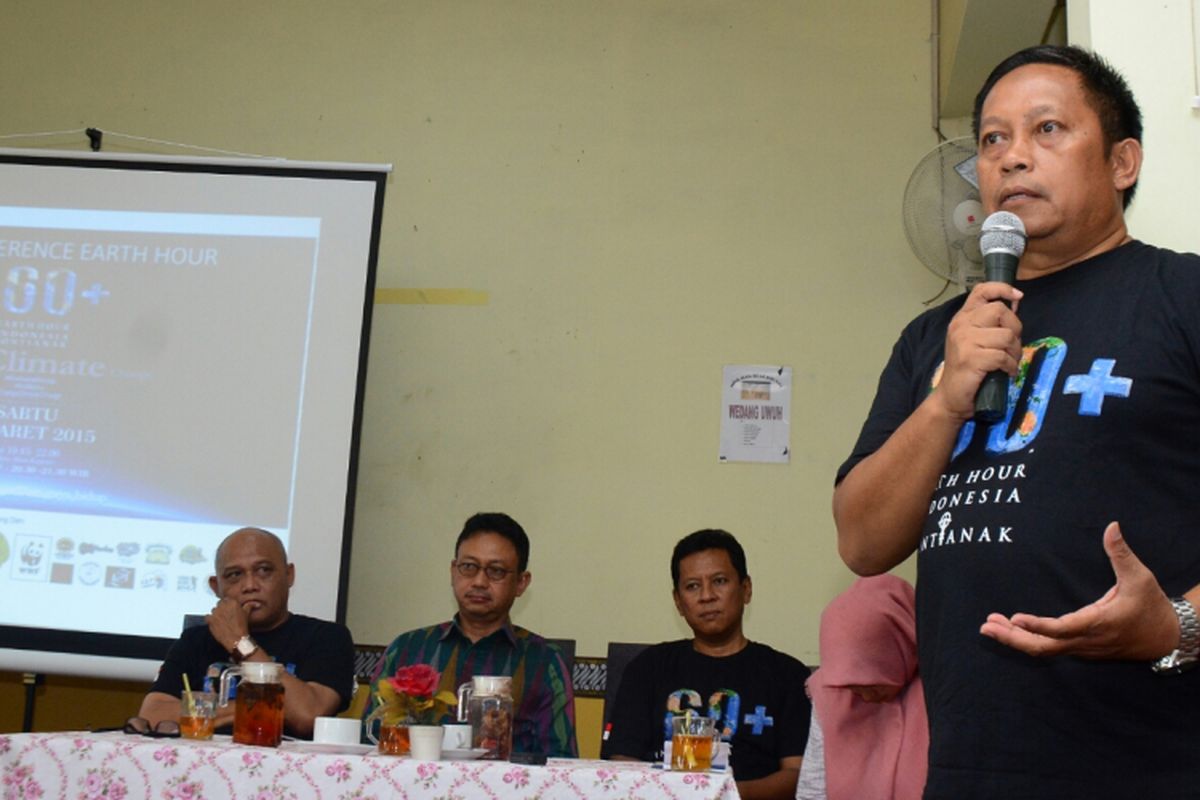 Kalimantan Regional Leader WWF-Indonesia M. Hermayani Putera saat memberikan keterangan dalam konferensi pers pelaksanaan Earth Hour di Pontianak (24/3/2017)