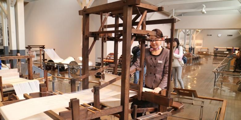 Seorang pemandu sedang menunjukkan cara pengoperasian mesin tenun dari kayu di museum Toyota, Prefektur Aichi, Jepang, Sabtu (11/2/2107).