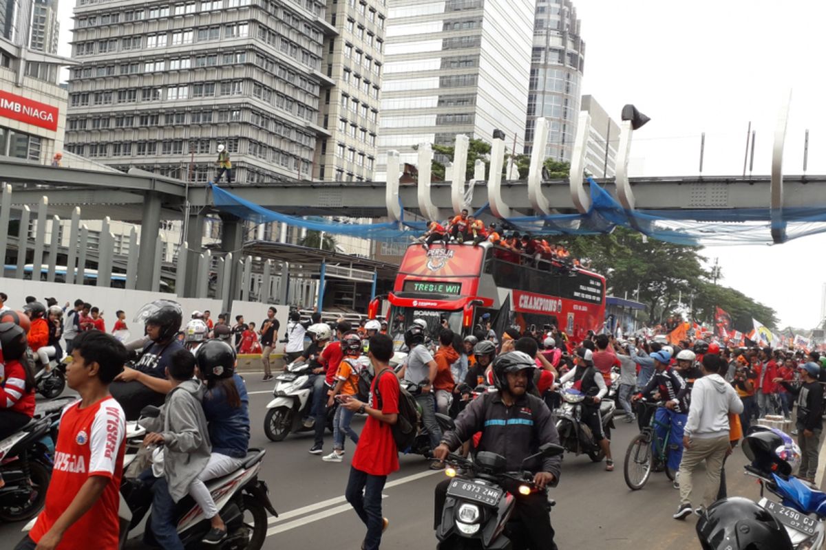 Suasana parade perayaan Persija Jakarta menjuarai Liga 1 di Jakarta, Sabtu (15/12/2018). Parade mengambil rute dari Plaza Barat Stadion Utama Gelora Bung Karno menuju Balai Kota.