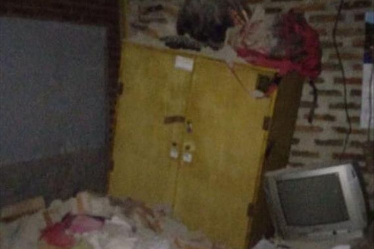 Sebuah rumah rusak akibat gempa magnitudo 7,4 di Provinsi Banten, Jumat (2/8/2019).