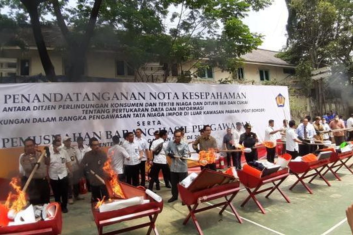 Menteri Perdagangan Agus Suparmanto (tengah-batik biru) saat memusnahkan barang sitaan di Jakarta, Rabu (18/12/2019).