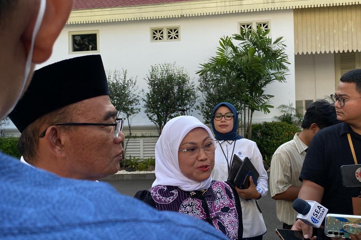 Menteri Ketenagakerjaan Ida Fauziyah di Kompleks Istana Kepresidenan usai rapat terbatas, Senin (25/3/2024).