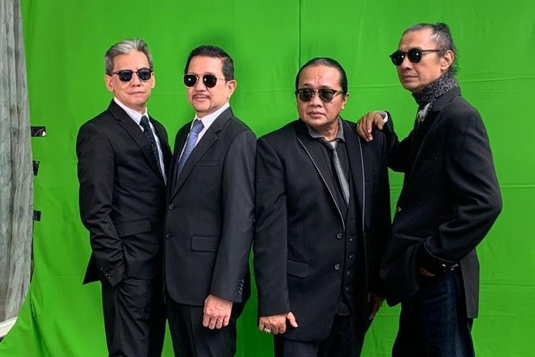 Kuartet The Gentleman yang terdiri dari Fariz RM, Tony Wenas, Deddy Dhukun, dan Mus Mujiono.