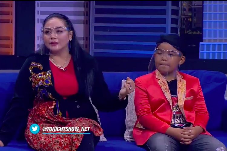 Istri dan putra mendiang Didi Kempot, Yan Vellia (kiri) dan Saka menjadi bintang tamu program Tonight Show di NET TV.