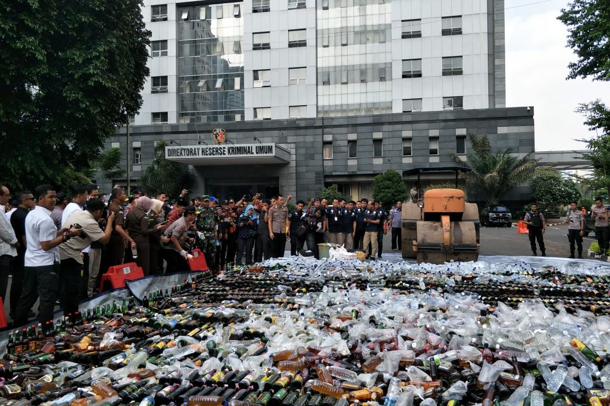 Polda Metro Jaya memusnahkan sejumlah barang bukti selama kegiatan kepolisian yang ditingkatkan jelang perayaan Natal dan tahun baru 2020 di Polda Metro Jaya, Jakarta Selatan, Kamis (19/12/2019).