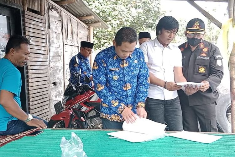Bupati Lumajang Thoriqul Haq sidak stockpile di Kecamatan Pasirian, Lumajang, Senin (17/10/2022)