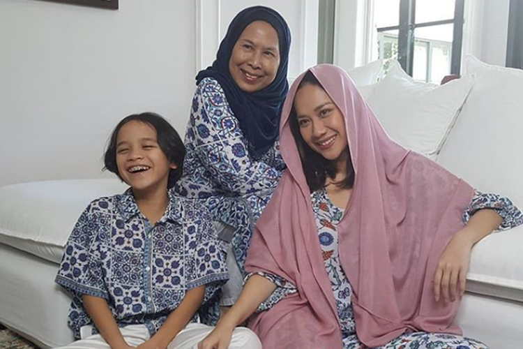 Bunga Citra Lestari alias BCL dan anaknya, Noah Sinclair, merayakan kebersamaan Ramadhan dan Lebaran bersama ibunda Ashraf Sinclair, Khadijah A Rahman.