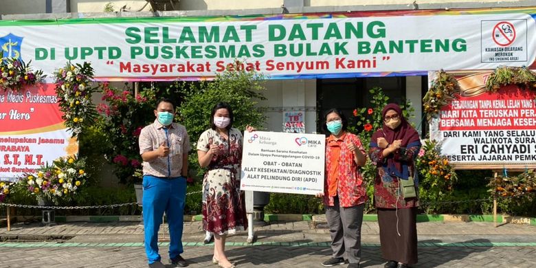 Penyerahan donasi dalam kegiatan CSR RS Mitra Keluarga.